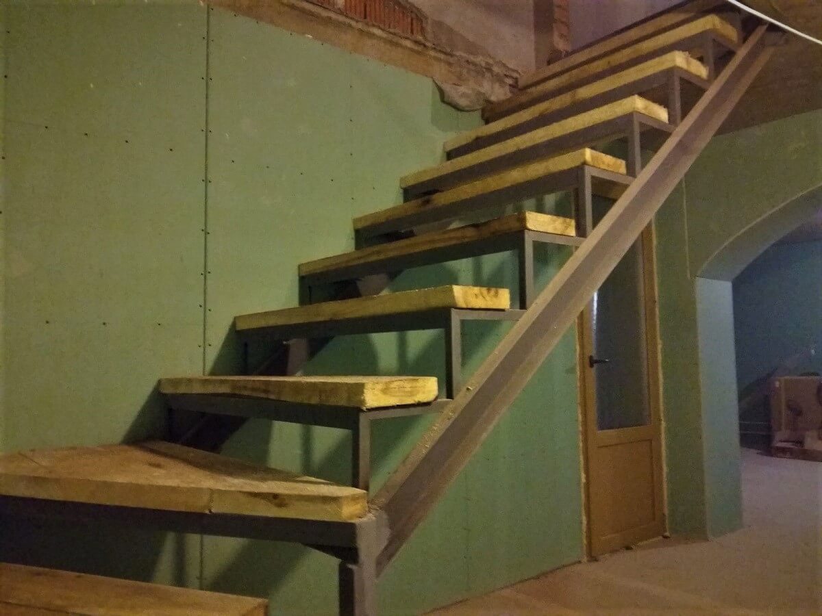 Этапы отделки металлической лестницы деревом